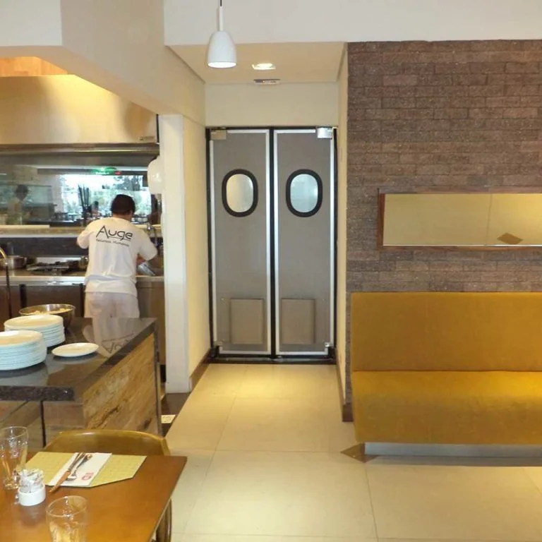 Porta vai e vem para restaurante